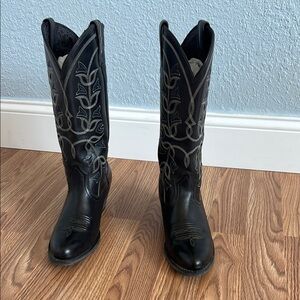 Ariat Black Western Cowboy Boots with blue Embroidered Design.